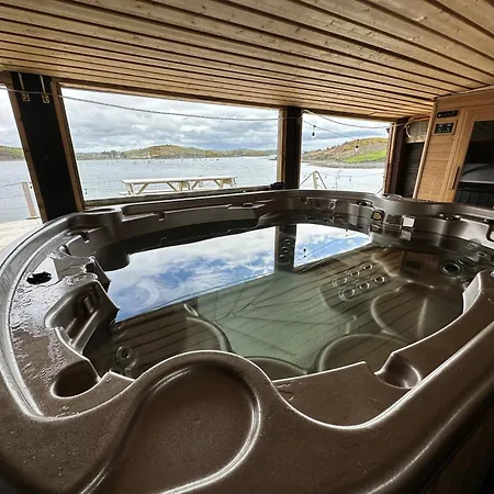 Hébergement de vacances Private Island Sleeps 22 With Hot Tub